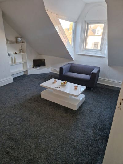 Large Insulated 1 Bedroom Flat Main Photo