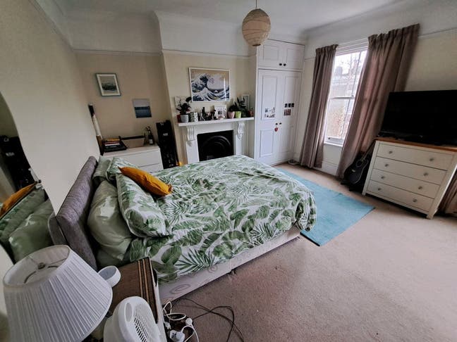 Massive double room in friendly home (zone 2) Main Photo