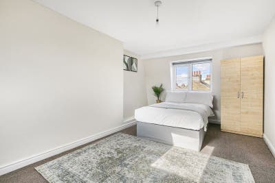 Bright Ensuite Bedroom Town Centre - All Bills Inc Main Photo