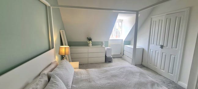 King-sized room w/en suite + parking! Main Photo