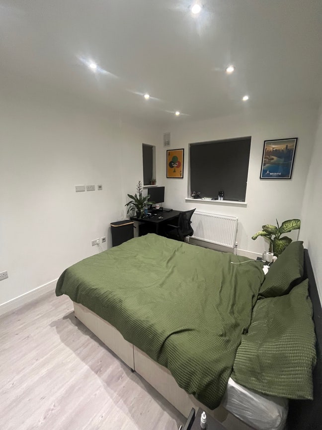 Room available from 1st Feb Aldgate East &pound;1050pm Main Photo