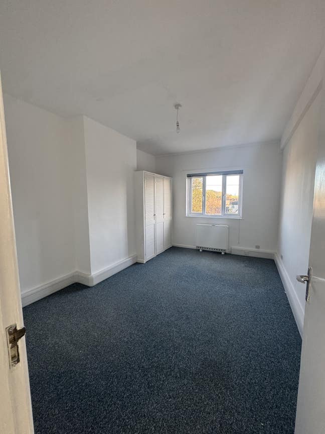 Large double rooms to rent in HMO - Bills included Main Photo