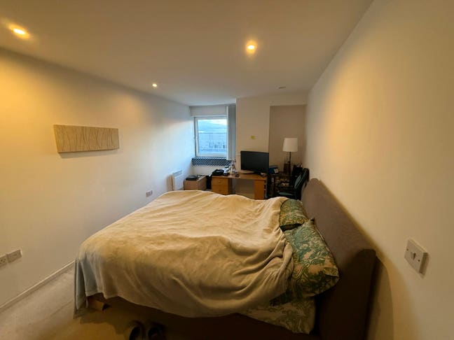 Spacious double room available in city centre Main Photo