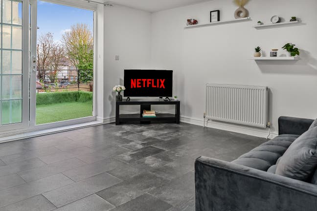 Balcony Terrace flat - 17 mins from Central London Main Photo