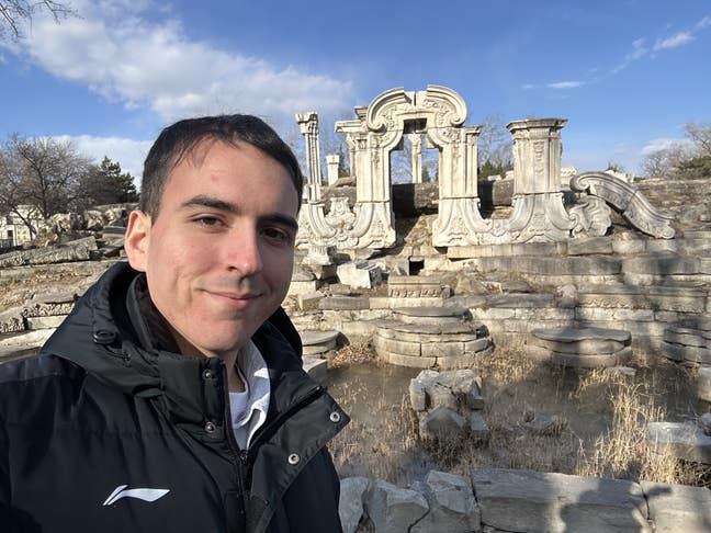 Easygoing professional seeking room in house share Main Photo