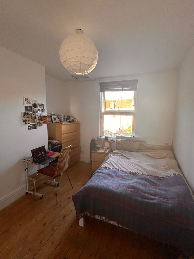 Beautiful room all bills inc no deposit,  Main Photo