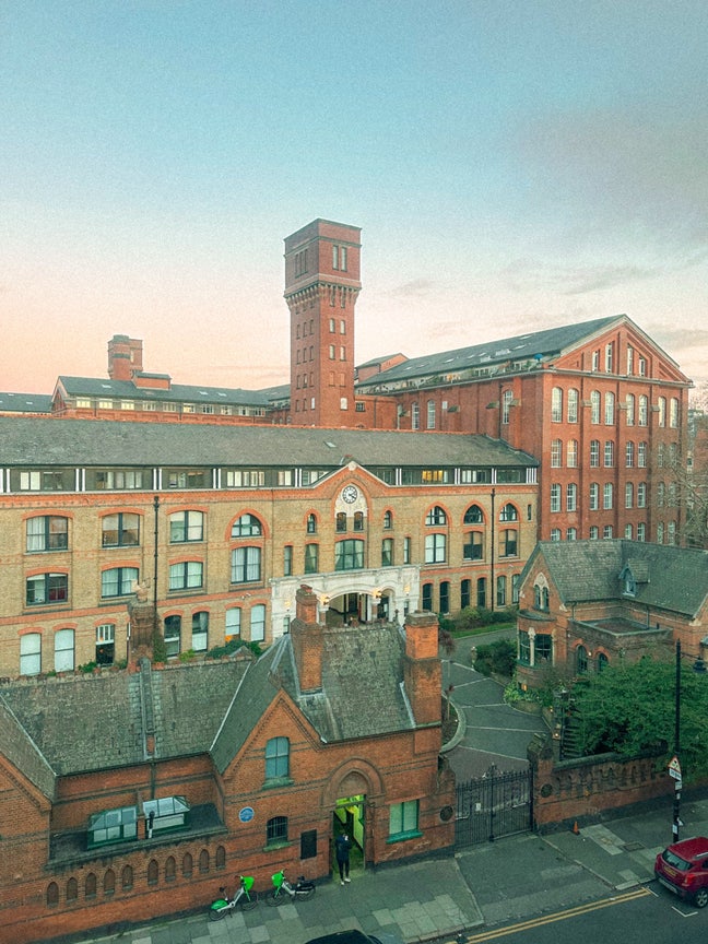 Double Room in Bow w/ gym, pool, good transport Main Photo