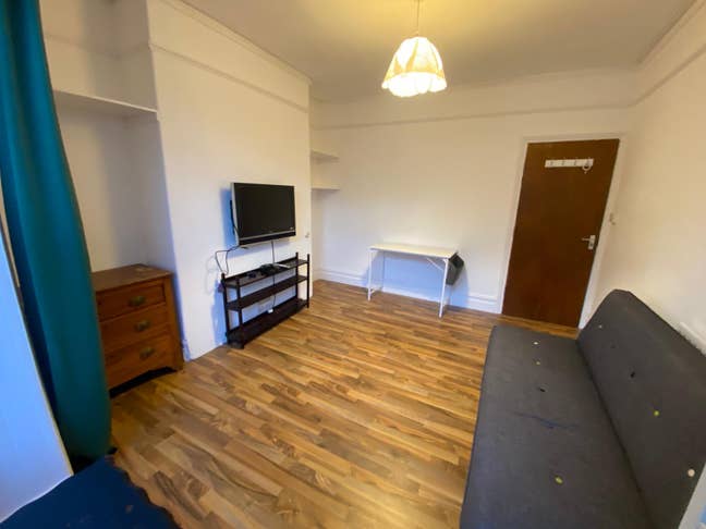 5 bed a living room, bathroom and kitchen flat  Main Photo