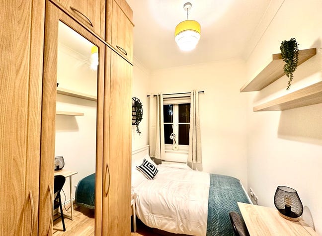 💮Sunny Double room Gated| Parking| Female preferred💮 Main Photo