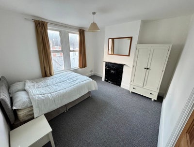 Master Double Room to Let ME1, Rochester Main Photo