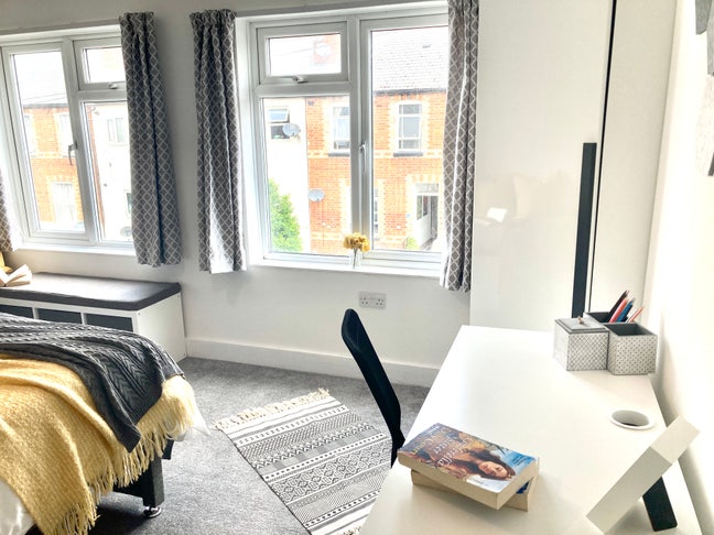 Spacious Rooms 🏡 Work from Home 💻
 Main Photo