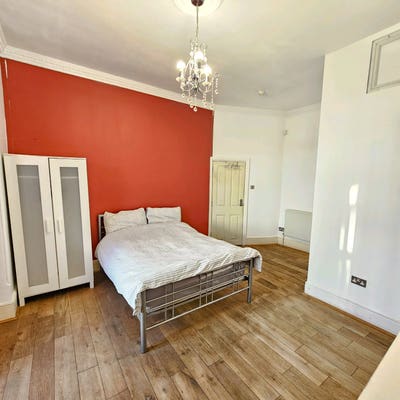 Large Ensuite Room Near Train Station Main Photo