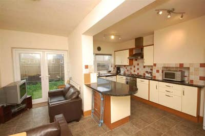 Furnished Double Room in Quiet, Friendly Home Main Photo