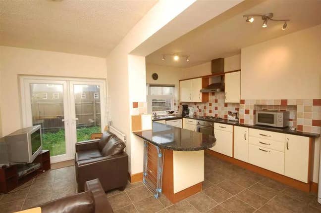 Furnished Double Room in Quiet, Friendly Home Main Photo