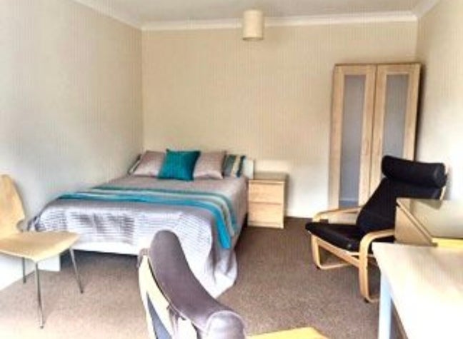 Large Bright Double Room Main Photo