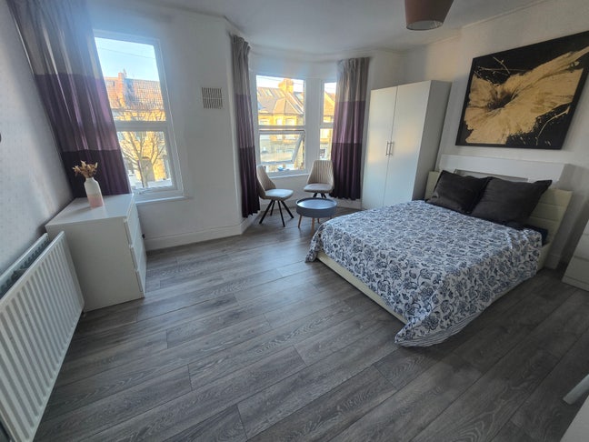 Tastefully Furnished Double Room Main Photo