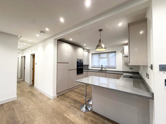 *** Stunning 3 Bedroom Flat to Rent in N21 *** Main Photo