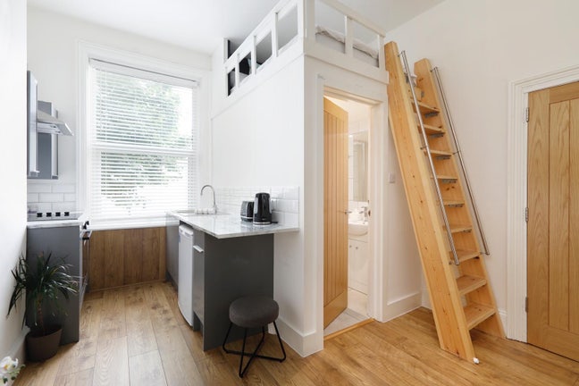 Studio with all bills inc short long term  Main Photo