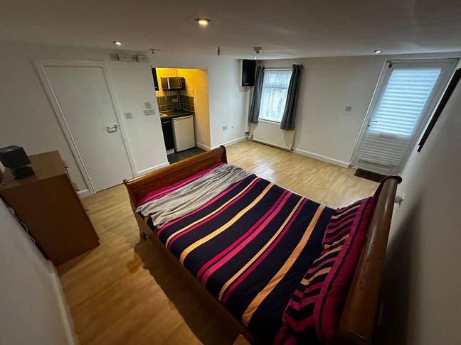 Modern Double Rooms with & Studio Available Now B71 1NS Main Photo