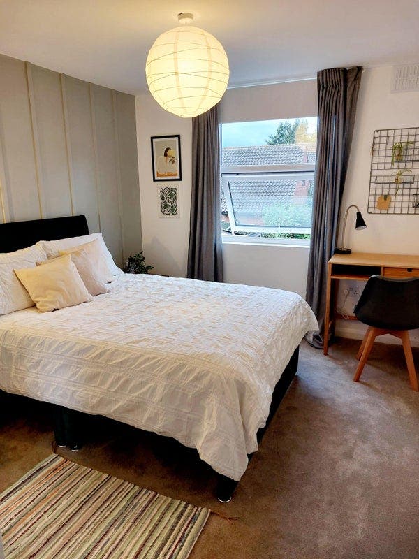 Short to long term stay:luxury ensuite near forest Main Photo