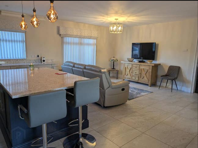 Stunning Rooms in Luxury Bungalow Main Photo