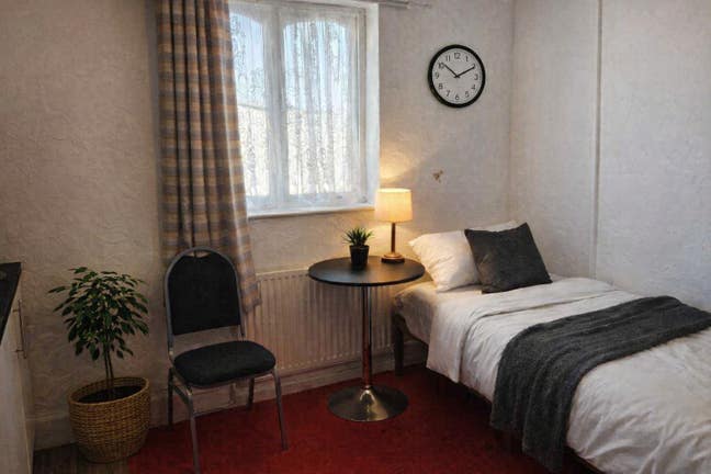 Large  rooms and studios perfect for commuters  Main Photo