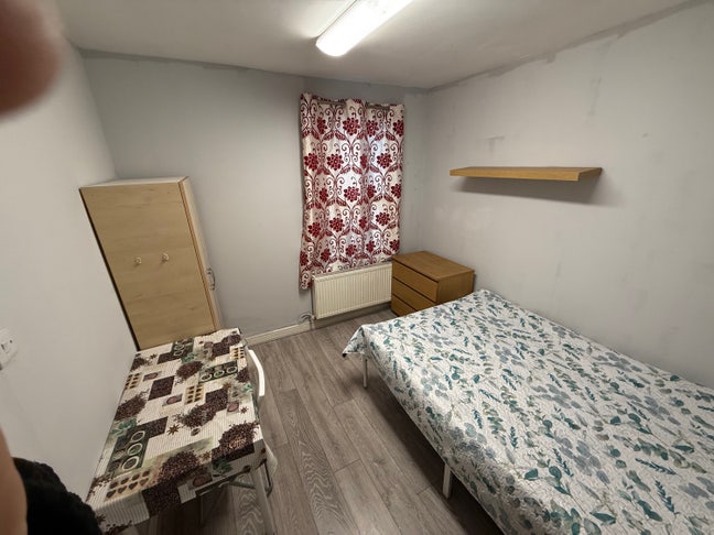 383 halley road E126UB neat&clean double bed room Main Photo