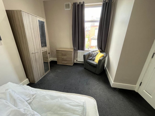 Smartly Presented Rooms in a Contemporary House Main Photo