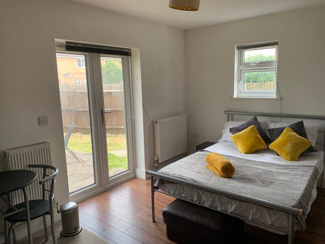 Must See! available 20th January (1a/5)  Main Photo