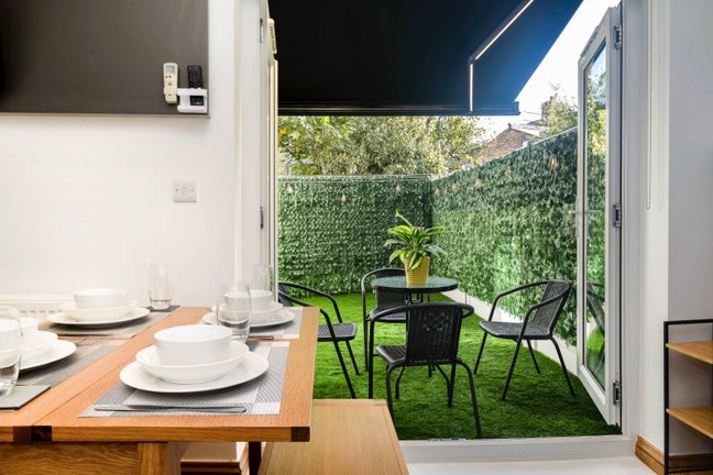 2 bedrooms available in 3 bed flat in Hackney  Main Photo