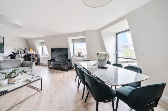 2 Bedroom Penthouse With Balcony Stanmore Main Photo