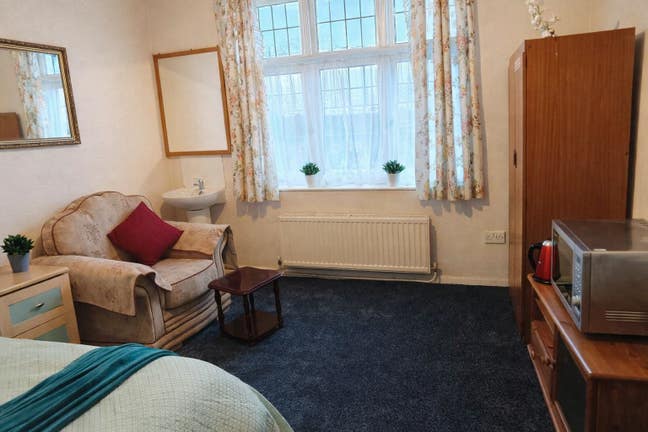  Large, Well-Presented Room &pound;140 per Week WS2 9QT  Main Photo
