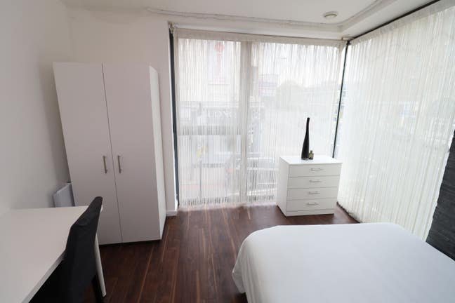 3 Beds Available in Modern Flat - Fast Connections Main Photo