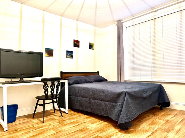 Extra large room near by shops in Winton  Main Photo