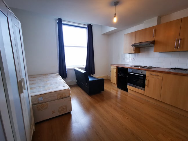 ***Top Floor Light Bright Studio*** Double Glazed Main Photo