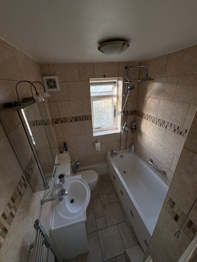 Bright Double Room in 2-bed Split Floor Flat Main Photo