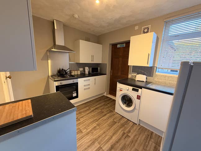 Modern 4-Bedroom HMO with Ensuite Rooms Main Photo