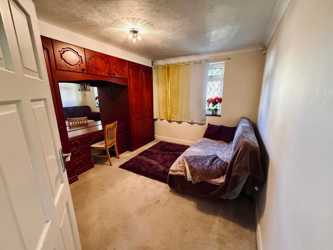 Furnished double room to rent, clean quiet area Main Photo