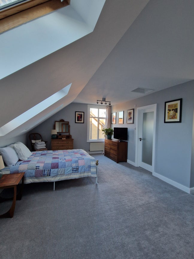 Very Large En-Suite Double Room in Family Home Main Photo