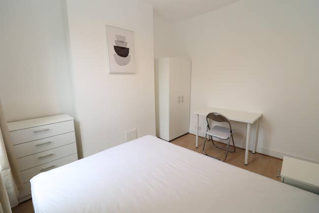 Stunning House 5 Min to District and Circle Line Main Photo