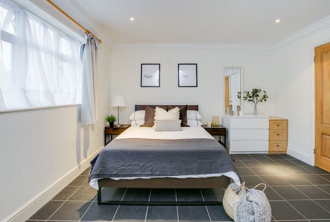 Large Ensuite in Acton Share Home W3 Main Photo