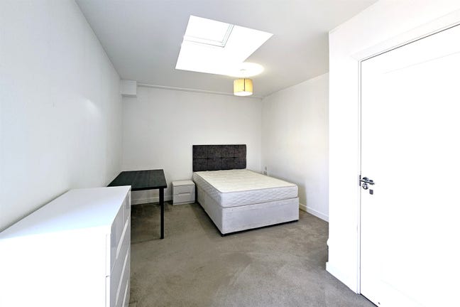 Modern En-Suite Room for Rent. All Bills Included! Main Photo