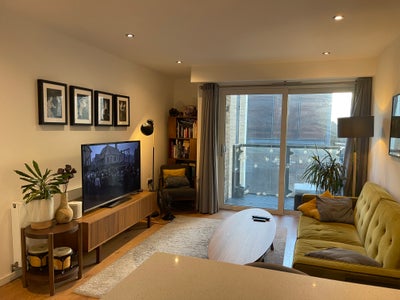 Room in modern apartment Main Photo