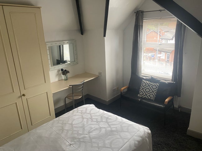 Double Room in 2 Bed Apartment All Bill Included Main Photo