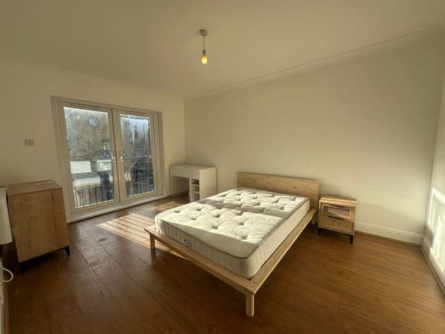 3 Doubles | 3Bed | 0 Minutes walk to Crossharbour Main Photo
