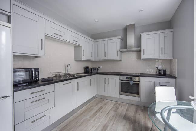 Fantastic En/suited room in professional h/s Main Photo