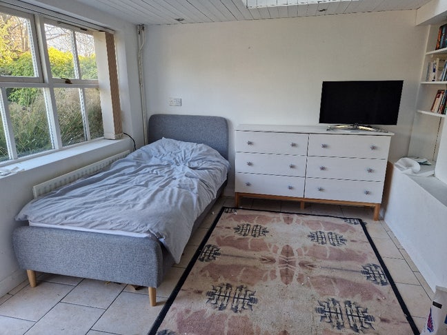 Room with ensuite and separate entrance- AL1 Main Photo