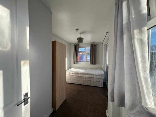 Spacious Double Room with Ensuite & Garden Access Main Photo