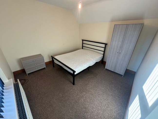 A Refurbished Single Room - Town Centre Main Photo