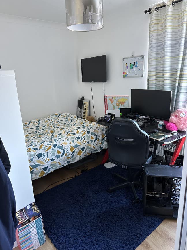 Room available in East Molesey  Main Photo